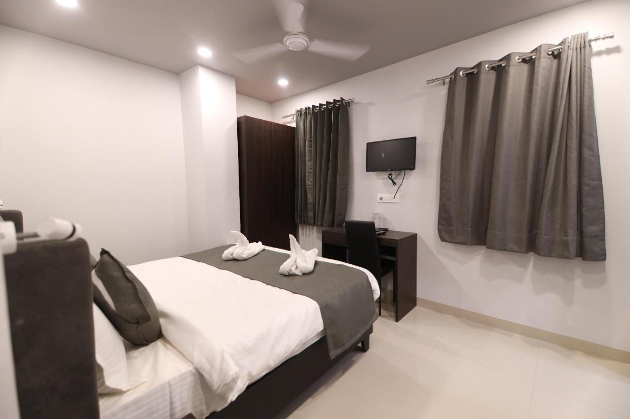 Hotel Nirpra Regency Neu-Delhi Exterior foto