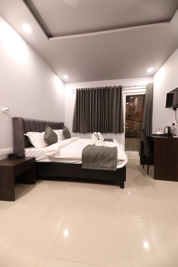 Hotel Nirpra Regency Neu-Delhi Exterior foto