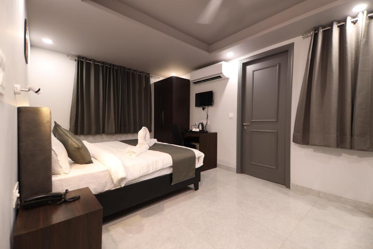 Hotel Nirpra Regency Neu-Delhi Exterior foto