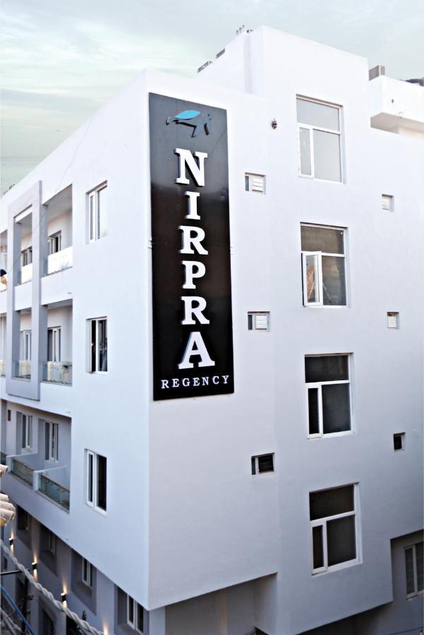 Hotel Nirpra Regency Neu-Delhi Exterior foto