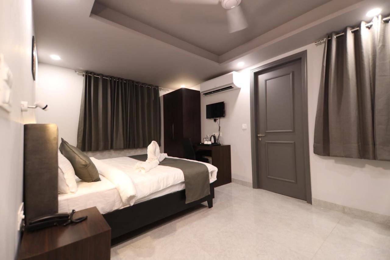 Hotel Nirpra Regency Neu-Delhi Exterior foto
